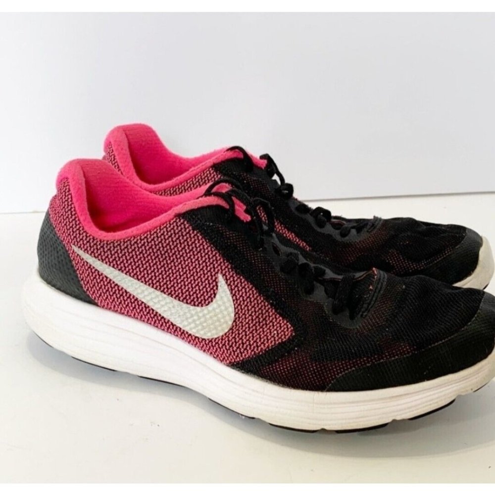 Nike Revolution 3 HyperPink Black White Youth 6.5 Women’s 8
